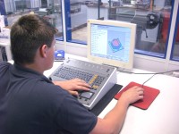 Ausbildung an den verschiedenen Steuerungen zum CNC Dreher, CNC Fräser oder der CNC Schleiftechnik